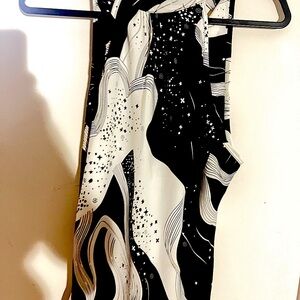 Blouse . Black , white .